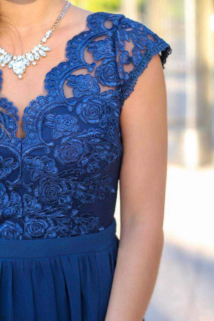   イブニングドレス NAVY LACE TOP DRESS Navy Lace Top Maxi Dress with Open Back and Side Slit | Maxi